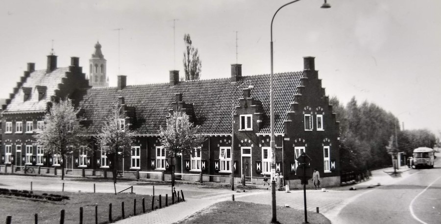 A2.3. De huisjes na de aanleg van de Stadswal bus wacht bij de bushalte