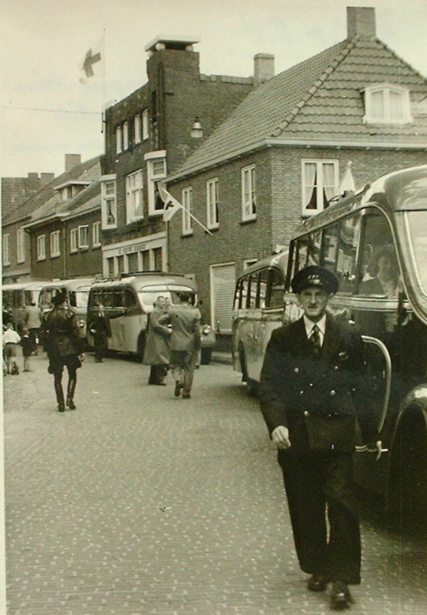 28.B4 F03528 bussen naoorlogs