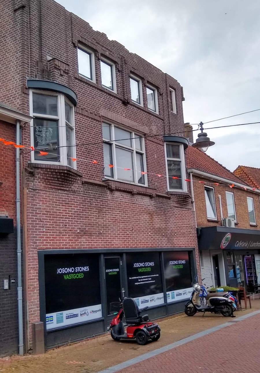 28.B7. Pand wordt verbouwd 2023. Op de middelste verdieping zijn op de ramen nog figuren zichtbaar die te maken hebbben met der eerdere restaurantfunctie