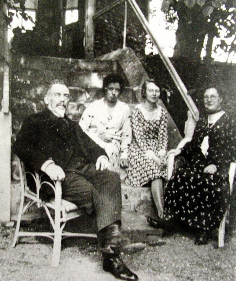 FotoDominee Magendans links legde in 1930 de eerste steen van de Julianaschool
