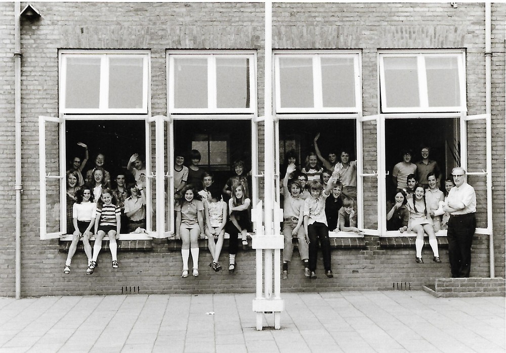 FotoZesde klas Aloysiusschool 1971 1972 met meester Janssen