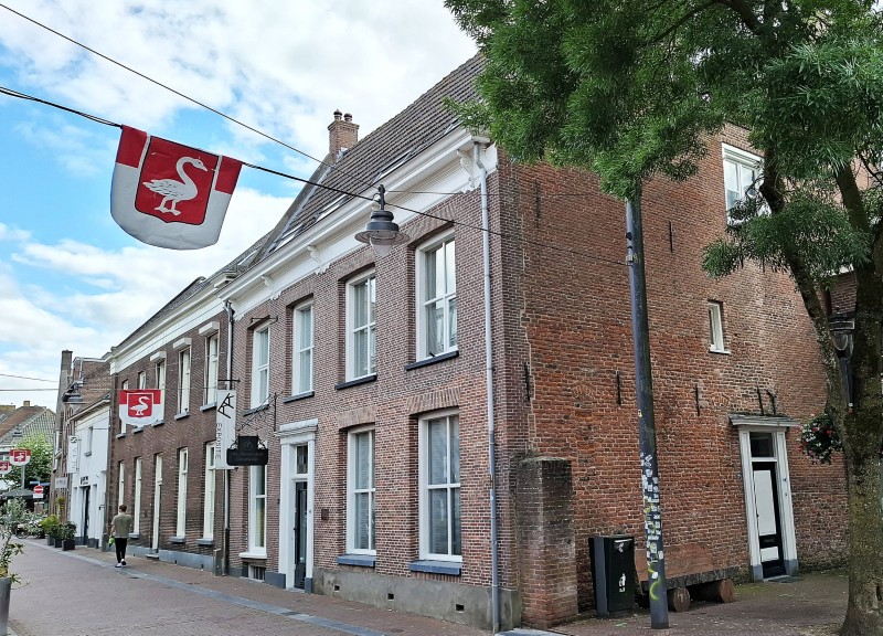 Foto Gemeentelijk en rijksmonument naast elkaar in de Langestraat 2026.1 Foto Koos Meeuwsen