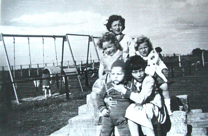 Foto Kinderen in de speeltuin aan de Looveerweg. Net achter de dijk.5 2