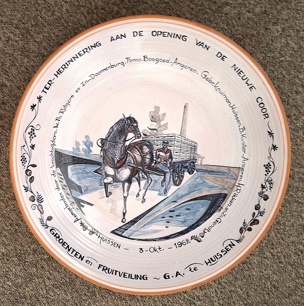 M.1. Grote wandschotel. Veiling 1962. Aangeboden aan de HKH door Clemens van Rossum. Afkomstig uit de nalatenschap van Henk van Marwijk