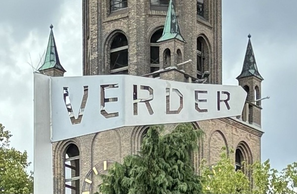 M.3. Vlag onderdeel van kunstwerk op het Raadhuisplein