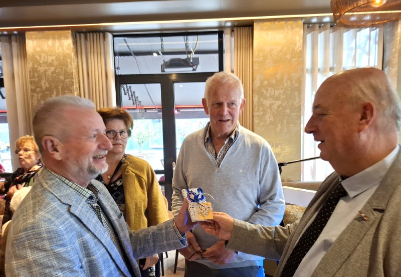 foto Emile Smit krijgt de felicitaties van het bestuur van de Historische Kring Huessen